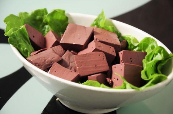 吃完豬血拉黑便，是身體在排毒？吃豬血是好是壞？聽聽醫生怎麼說