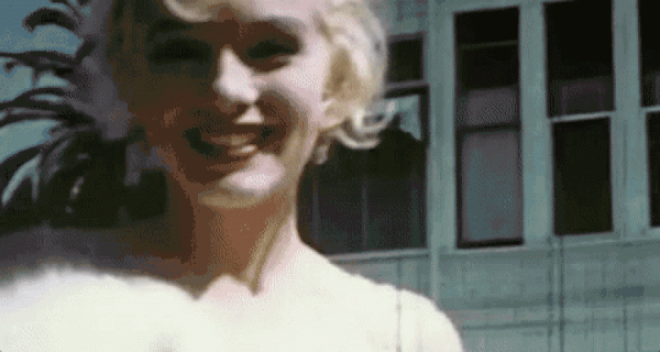 “我睡覺時候只穿香奈兒N°5!”——瑪麗蓮·夢露 “我睡覺時候只穿香奈兒N°5!”——瑪麗蓮·夢露