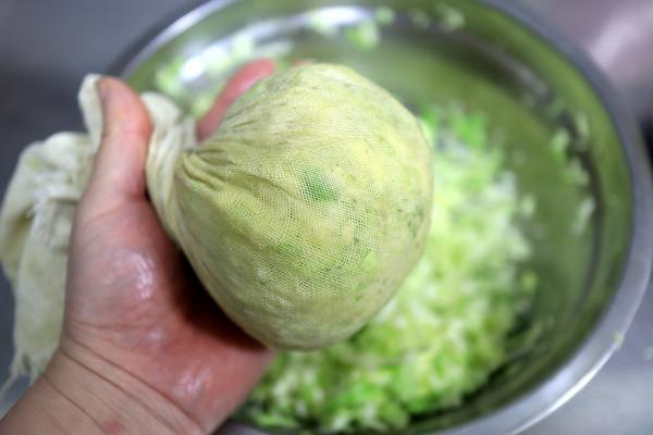 醬香濃郁的豬肉粉條包子,這麼做倍兒香,玩兒似的吃3個沒過癮 醬香濃郁的豬肉粉條包子,這麼做倍兒香,玩兒似的吃3個沒過癮