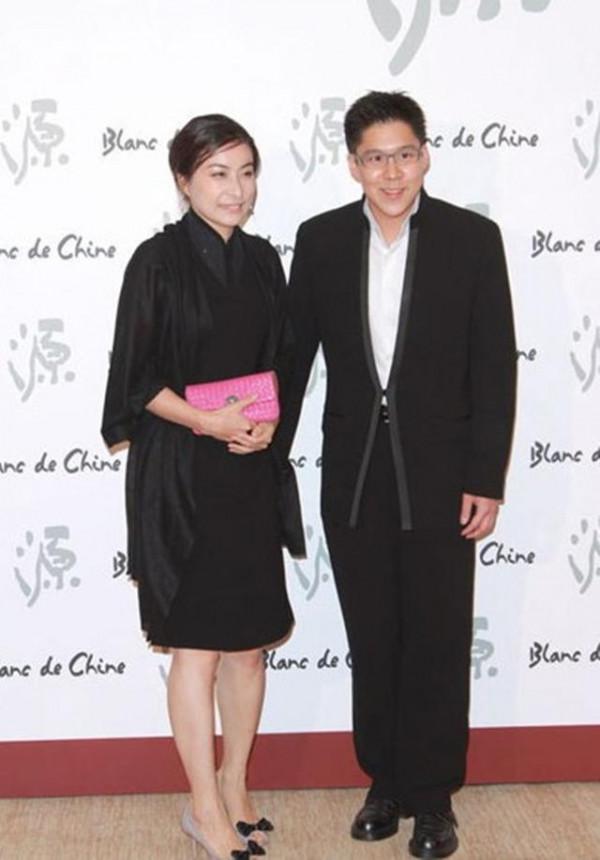 郭晶晶腿細腰粗,全靠氣場贏人,網友:豪門闊太範兒十足 郭晶晶腿細腰粗,全靠氣場贏人,網友:豪門闊太範兒十足