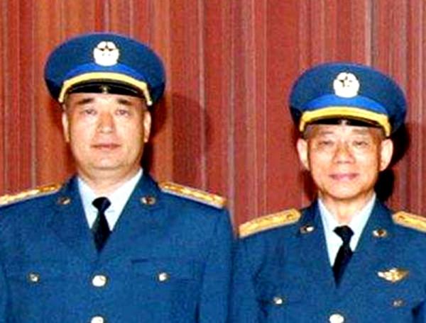 他擔任了三年空軍政委，還擔任了五年空軍司令員，63歲升上將