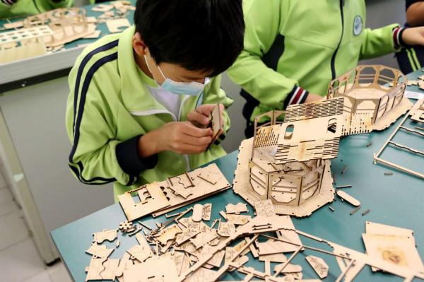 “月球車”+“擬太空種植艙”豐臺區航天科普進校園活動很吸睛 “月球車”+“擬太空種植艙”豐臺區航天科普進校園活動很吸睛