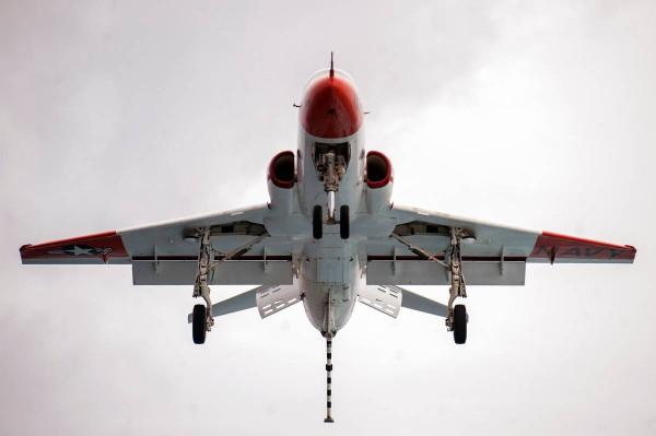 美軍教練機墜入住宅區，三間房屋被砸毀，飛行員跳傘纏繞電線杆導致大面積停電