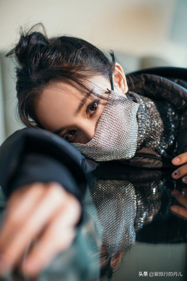 楊冪身穿灰色小高領亮片裝，時尚又高階