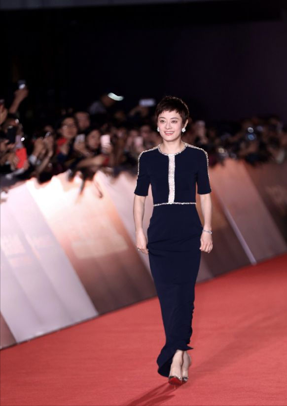 當孫儷穿一襲黑色羽毛裙,何止香肩撩人,更顯“甄嬛”霸氣 當孫儷穿一襲黑色羽毛裙,何止香肩撩人,更顯“甄嬛”霸氣