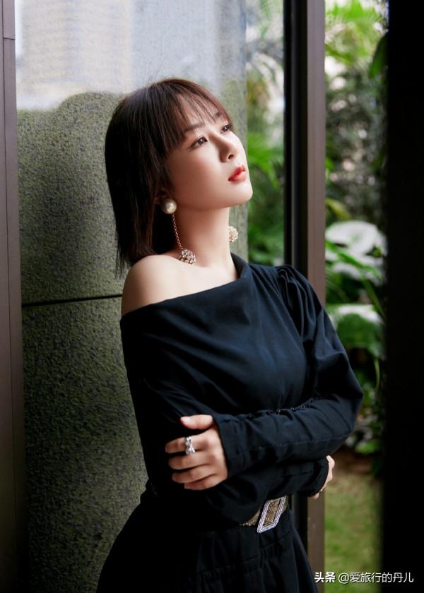 楊紫一頭齊耳短髮,一襲黑色斜肩連衣裙,優雅時尚有個性 楊紫一頭齊耳短髮,一襲黑色斜肩連衣裙,優雅時尚有個性