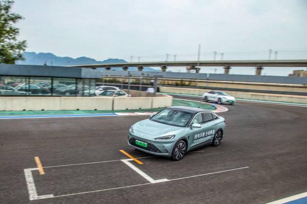 看似紳士實則暴徒,4.2秒破零百公里加速,極狐αS試駕,效能很強 看似紳士實則暴徒,4.2秒破零百公里加速,極狐αS試駕,效能很強