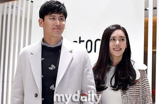 秋瓷炫氣質也太好了，穿格子大衣有種古典感，同框中國老公好恩愛