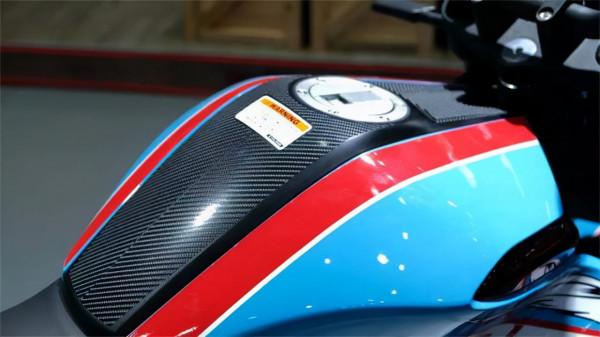 老牌摩企的年輕化之作，外觀新潮配置主流，售價定成敗