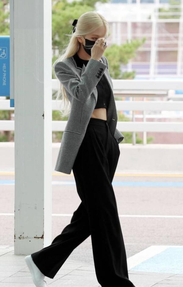 粉墨前往巴黎look：樸彩英口袋一插誰都不愛，金智秀溫柔大氣