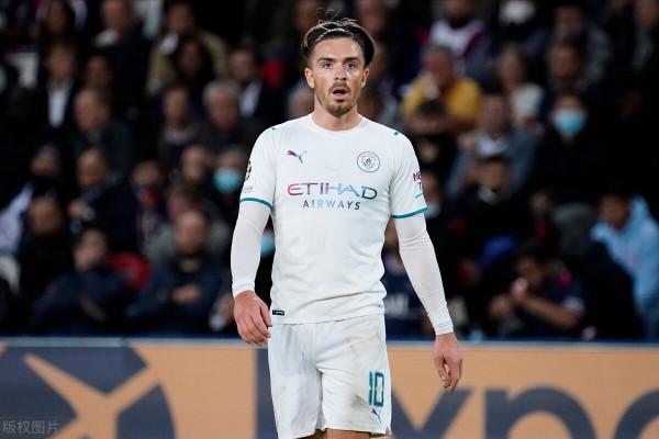 住宅外聚集大批英格蘭球迷,為女友安全擔憂,格拉利什被迫搬家!加盟曼城後,他能重塑當年小貝的輝煌嗎? 住宅外聚集大批英格蘭球迷,為女友安全擔憂,格拉利什被迫搬家!加盟曼城後,他能重塑當年小貝的輝煌嗎?