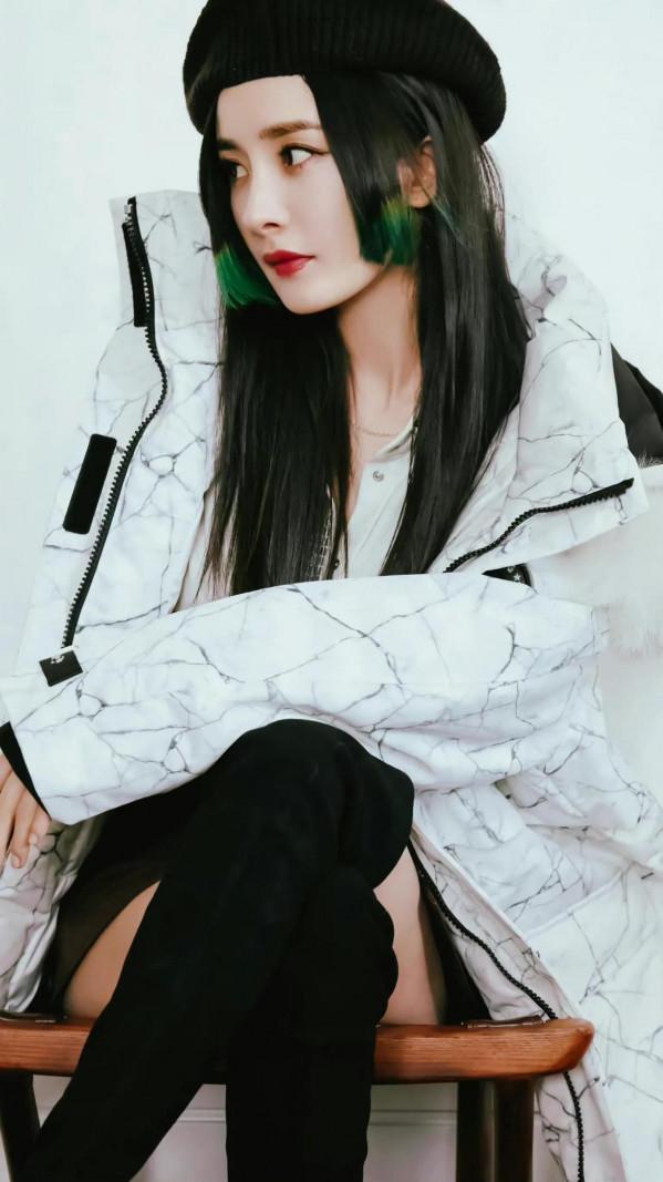 楊冪綠色挑染公主切造型，時尚又個性；貝雷帽點綴，高階感十足