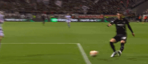 歐聯-巴薩1-1客平十人法蘭克福 費蘭-託雷斯扳平 歐協-羅馬再負苦主