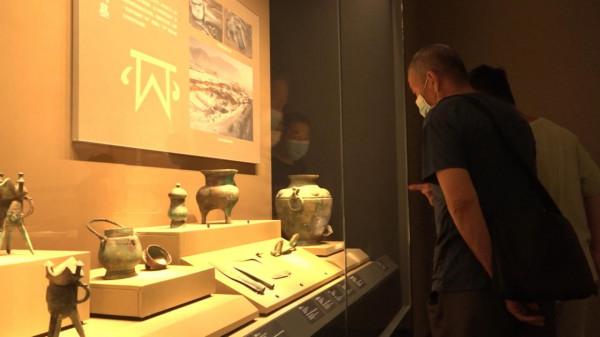 山西青銅博物館館藏“自拍杆”，這件文物實在有趣