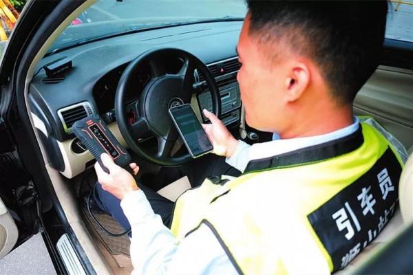 汽車年檢時,為何是檢測員開車進去而不是車主?內行人說出原因 汽車年檢時,為何是檢測員開車進去而不是車主?內行人說出原因