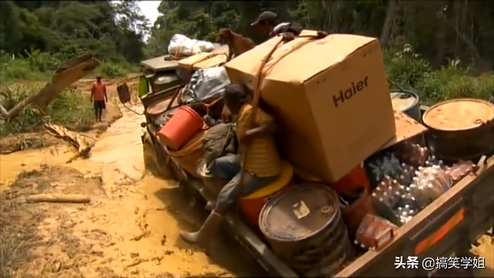 全地形四驅軍用卡車送貨，助手全程都在救援，120公里跑了2天2夜