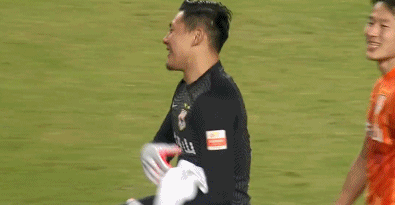 山東奪冠後多名球員落淚：郝偉想躲開拋投未果，與場外球迷共歡呼