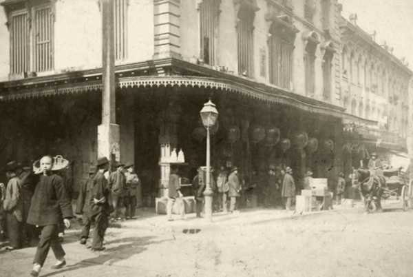 一位虛構的中國女英雄，被美國傳頌百年，至今還拿她吸引中國遊客