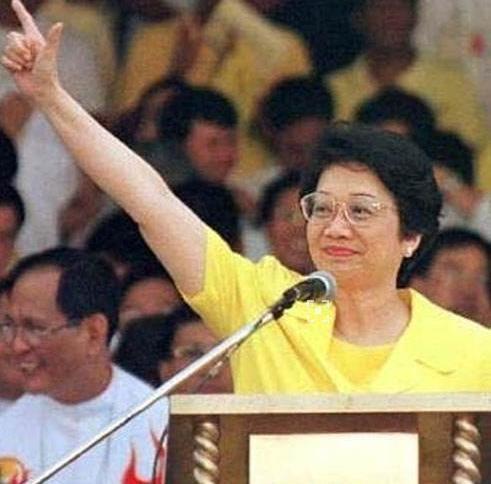 菲律賓女總統阿基諾夫人:自稱中國人,多次回國尋根,並以此為豪 菲律賓女總統阿基諾夫人:自稱中國人,多次回國尋根,並以此為豪