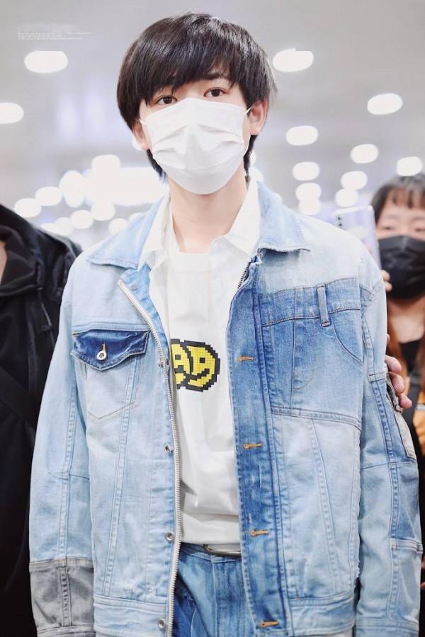 宋亞軒身穿無袖鉚釘牛仔馬甲玩墨鏡殺，這肌肉線條是認真的嗎？