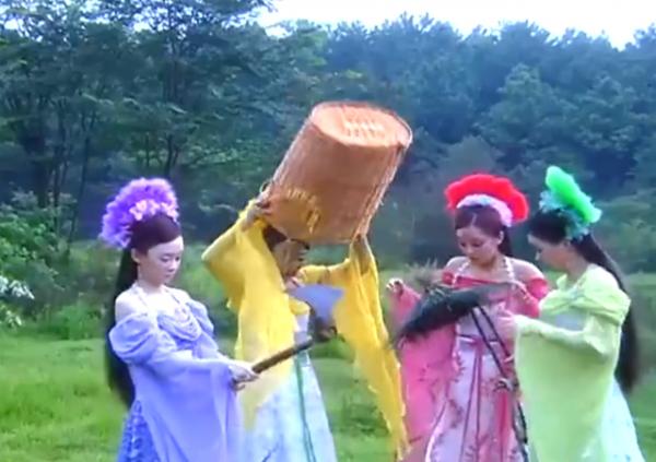 翻車造型一個接一個,沒有蕭薔的顏值,不要輕易駕馭“扇子造型” 翻車造型一個接一個,沒有蕭薔的顏值,不要輕易駕馭“扇子造型”