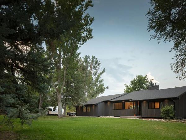 被玻璃包裹著的現代山景住宅，單玻磁控百葉窗能為其錦上添花