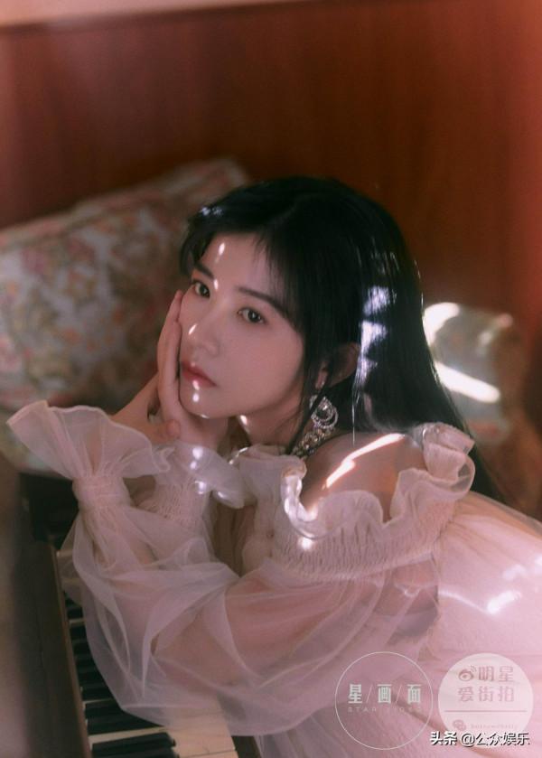 組圖：冬日大片賴美雲甜美俏皮 公主風紗裙夢幻十足