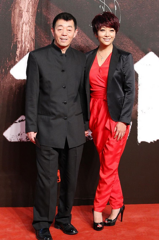 江珊美得真耐看！一身紅黑配幹練又優雅，短髮也很有女人味