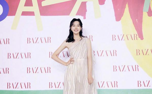 芭莎慈善夜群星紅毯造型惹爭議,楊穎似仙女,楊冪、宋茜略顯成熟 芭莎慈善夜群星紅毯造型惹爭議,楊穎似仙女,楊冪、宋茜略顯成熟