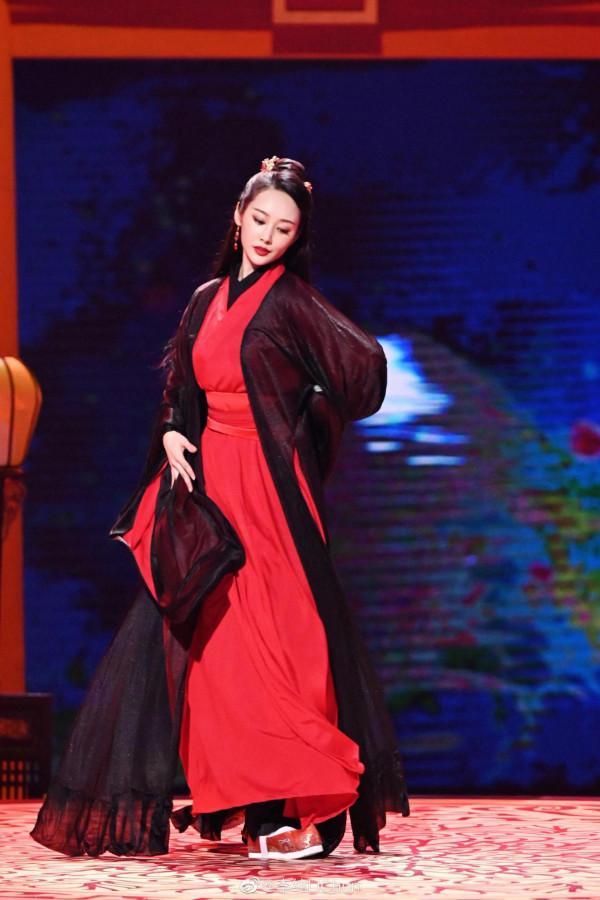 美中帶著冷意，冷美人李純