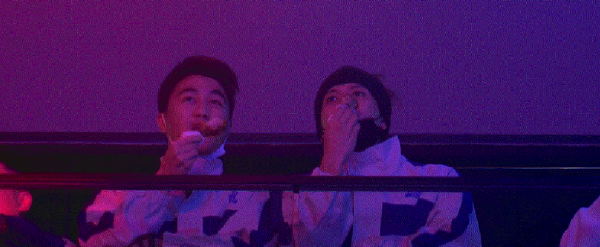 王嘉爾和何猷君在KPL現場啃雞腿,還一本正經的深情對視,笑yue了 王嘉爾和何猷君在KPL現場啃雞腿,還一本正經的深情對視,笑yue了