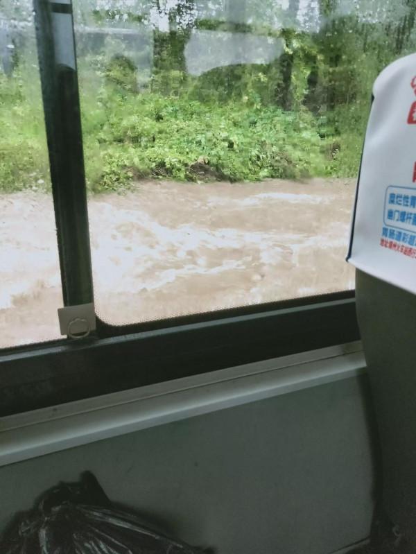 暴雨中，有車不坐，他們為什麼選擇趟那沒過膝蓋的洪流