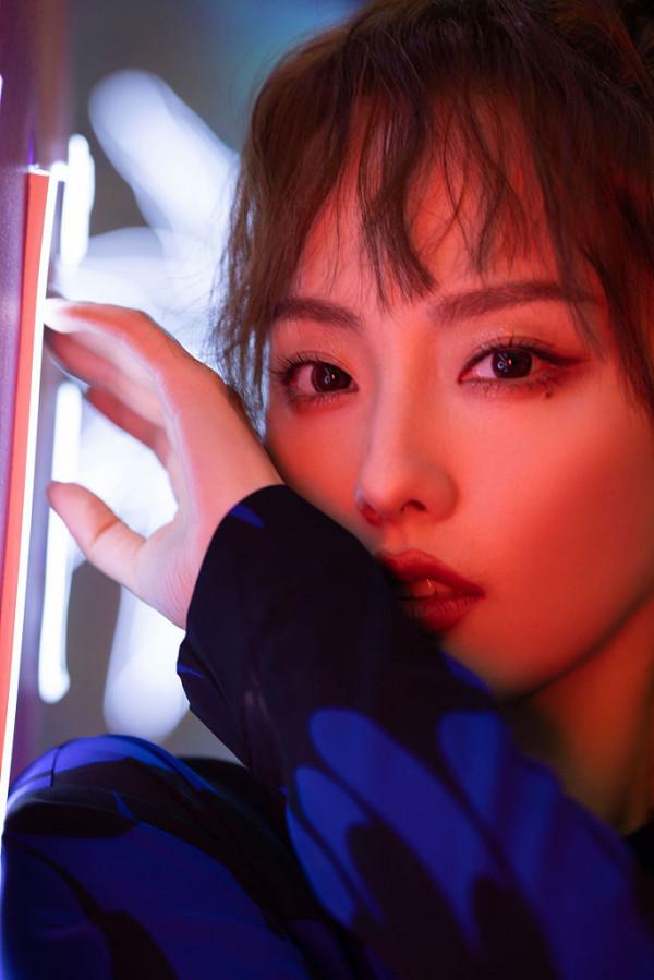 張嘉倪藍黑禮服秀小蠻腰 扎高馬尾清爽活力笑容甜美 張嘉倪藍黑禮服秀小蠻腰 扎高馬尾清爽活力笑容甜美