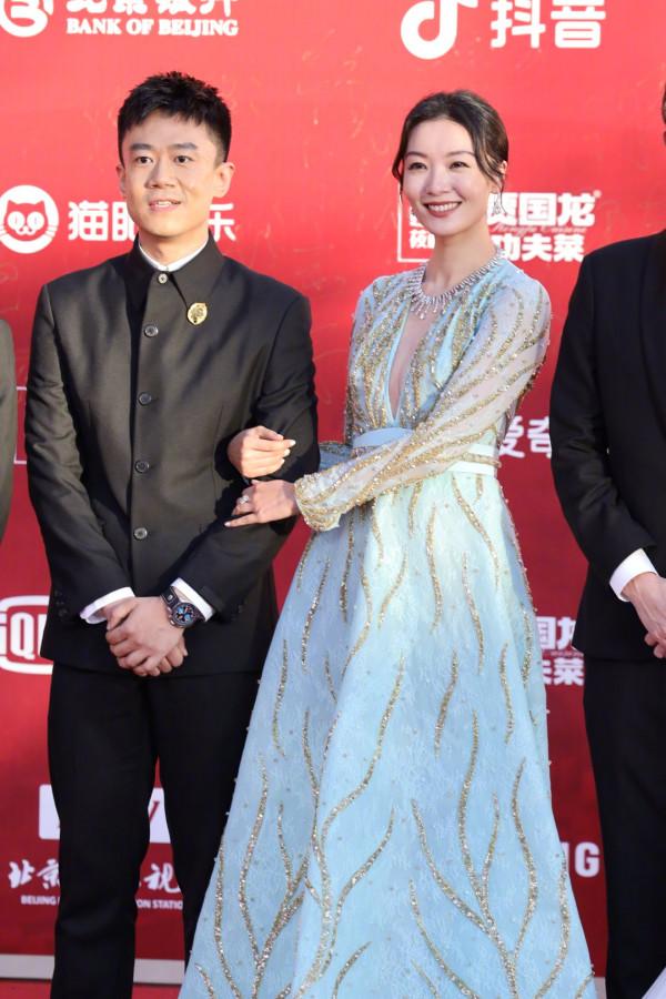 眾星亮相北影節紅毯：黃聖依baby妝容顯老，周冬雨姚晨造型太尷尬