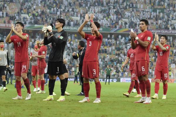 後防坑太大!國足4輪丟9球人人有責 最穩中衛組合被拆開成敗筆 後防坑太大!國足4輪丟9球人人有責 最穩中衛組合被拆開成敗筆