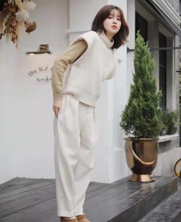 天氣涼了不要只會穿黑色，還有三種顏色可選，顯白又有年輕活力