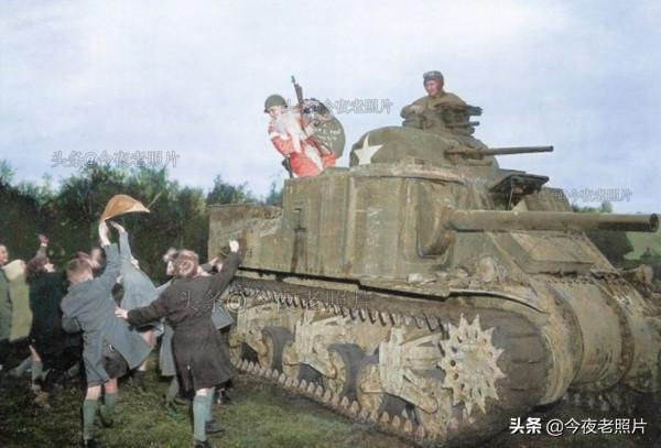 老照片：德軍擠羊奶，美軍將日軍頭顱送給女友，溥儀同戰犯下圍棋