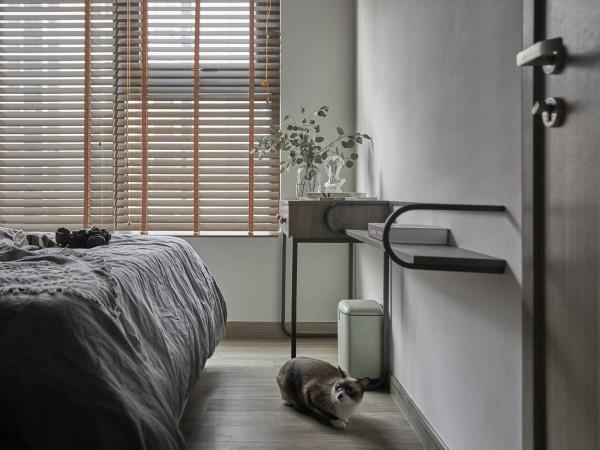 兄弟倆合資買套小公寓,沒有多餘的傢俱,全屋黑紅灰看起來很高階 兄弟倆合資買套小公寓,沒有多餘的傢俱,全屋黑紅灰看起來很高階