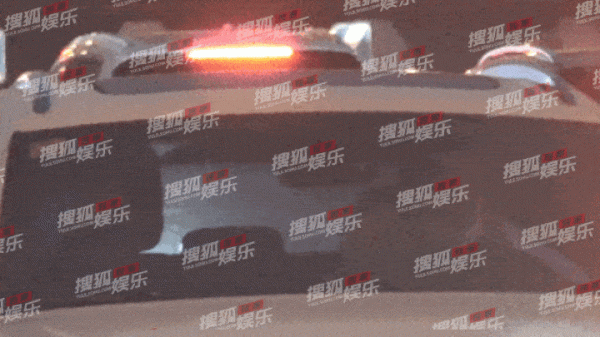 獨家：甦醒和女友疑似吵架 車內情緒激動狀態癲狂