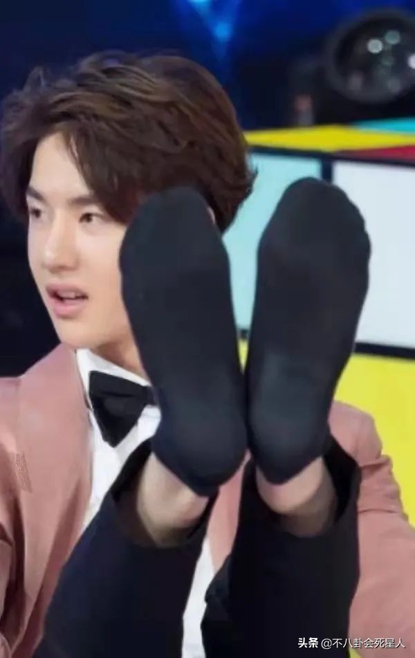 明星身高內卷太嚴重，踩恨天高走紅毯，合影狂墊腳，增高墊好明顯