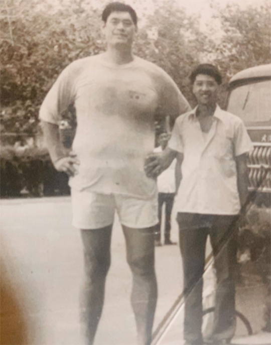 2008年穆鐵柱病逝,兒女都是正常身高,都沒有繼承父親的事業 2008年穆鐵柱病逝,兒女都是正常身高,都沒有繼承父親的事業