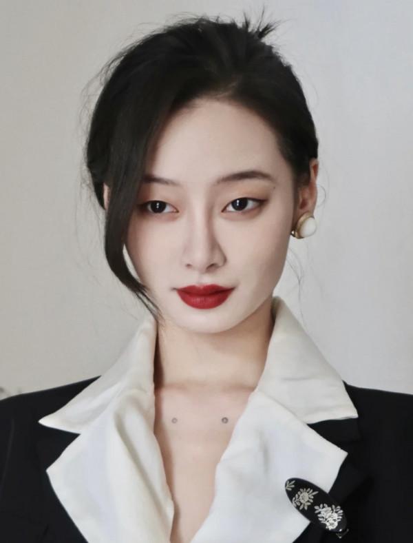 秋天通勤塗這幾支口紅,優雅又高階,讓你在辦公室裡脫穎而出 秋天通勤塗這幾支口紅,優雅又高階,讓你在辦公室裡脫穎而出