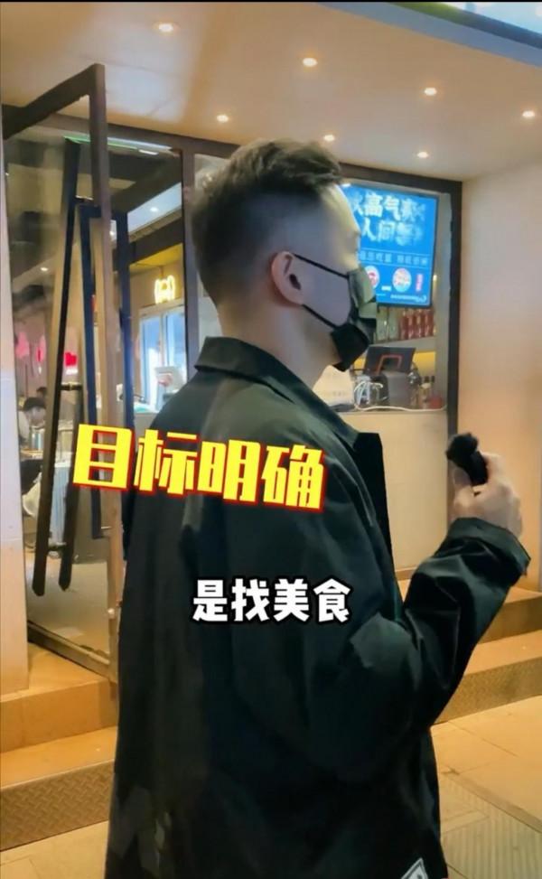 38歲知名港星逛杭州夜市,不戴口罩無人認出,化身乾飯人直呼好吃 38歲知名港星逛杭州夜市,不戴口罩無人認出,化身乾飯人直呼好吃