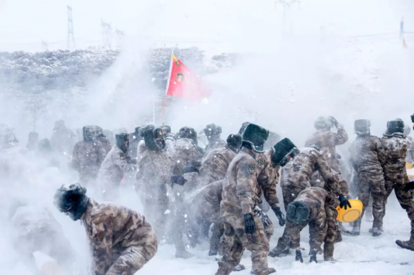 部隊打雪仗，太猛了
