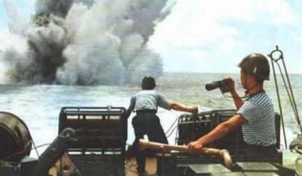 南海艦隊截獲一封情報，周恩來看後深吸一口氣，連忙給葉帥打電話