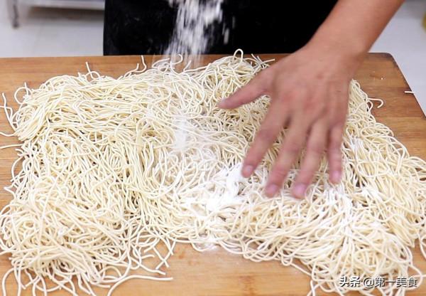 在家也能當大廚，河南特色芝麻葉的正宗做法，勁道爽滑，湯濃味香