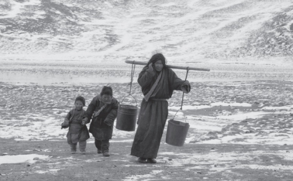 山東老農隱藏功名72年，被意外發現時，功臣牌匾竟用來壓糧缸