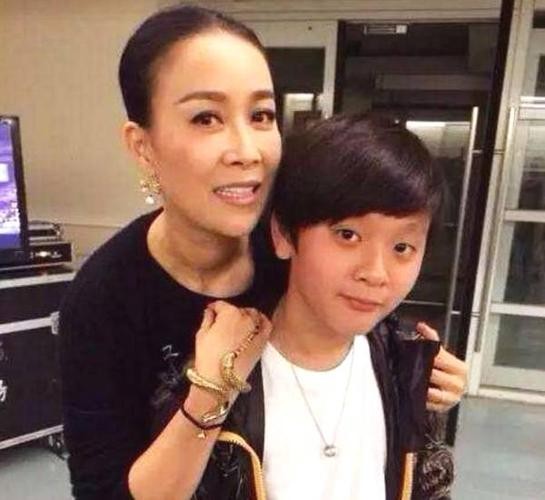 那英兒子高興：被父親拋棄留下陰影，母親再婚後繼父治癒他的半生