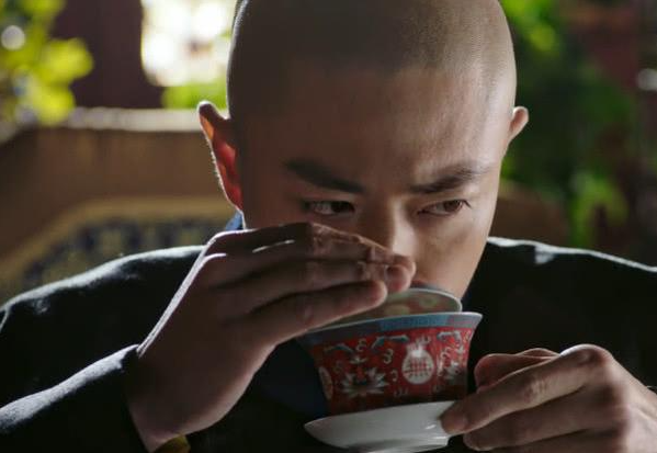 在倒茶時，常見的“叩指禮”，你懂得怎麼敲嗎？