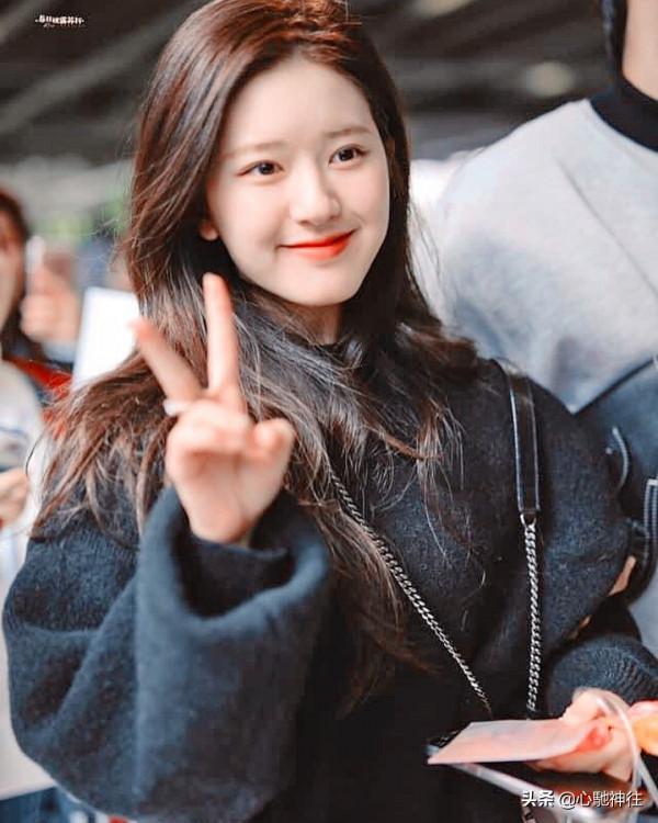 甜系女孩趙露思身穿黑色毛衣，慵懶風滿滿，溫柔可人